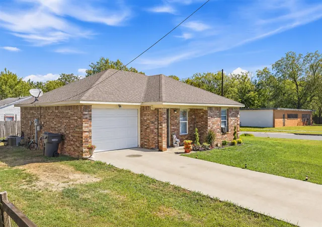 Photo 2 of Single family home for sale at 617 Ne 6th Avenue, Ardmore, OK 73401 | MLS# 2634053 | Listing updated on 2026-10-02