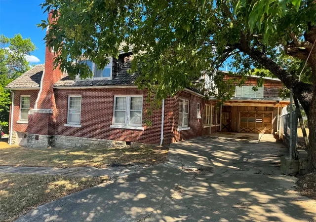 Photo 2 of Sale Pending at 400 E Osage Ave, Mc Alester, OK 74501 | MLS# 2634250 | Listing updated on 2026-09-18
