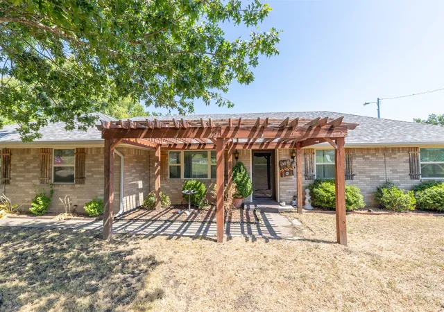 Photo 2 of Single family home for sale at 12502 County Rd 3570, Ada, OK 74820 | MLS# 2634128 | Listing updated on 2026-09-25