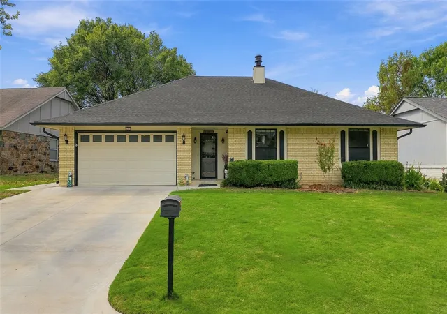 Photo 1 of Single family home for sale at 2313 W Broadway Ct, Broken Arrow, OK 74012 | MLS# 2634341 | Listing updated on 2026-10-02