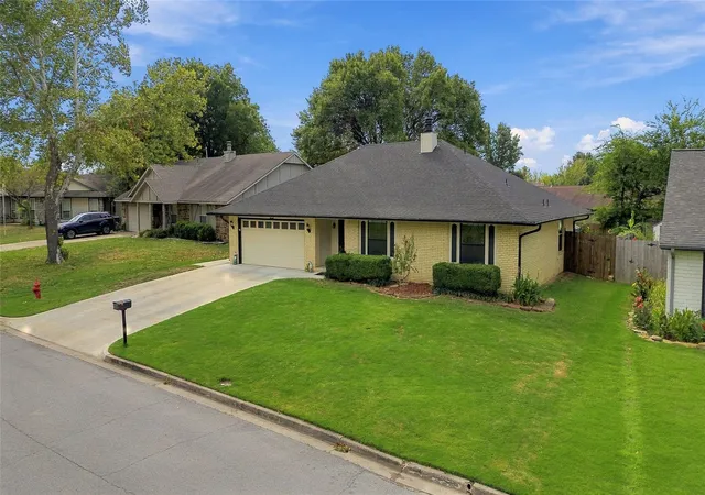 Photo 3 of Single family home for sale at 2313 W Broadway Ct, Broken Arrow, OK 74012 | MLS# 2634341 | Listing updated on 2026-10-02
