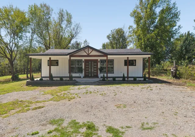 Photo 3 of Single family home for sale at 16254 E 410 Road, Claremore, OK 74017 | MLS# 2634385 | Listing updated on 2026-10-06