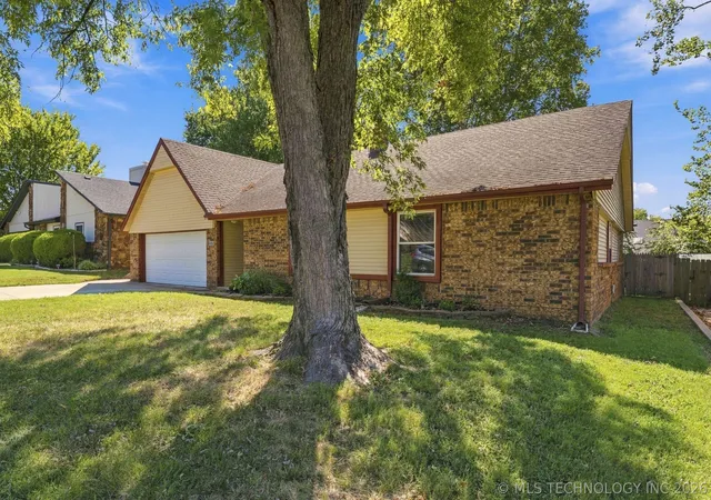 Photo 2 of Sale Pending at 2317 W Louisville St, Broken Arrow, OK 74012 | MLS# 2634409 | Listing updated on 2026-10-08
