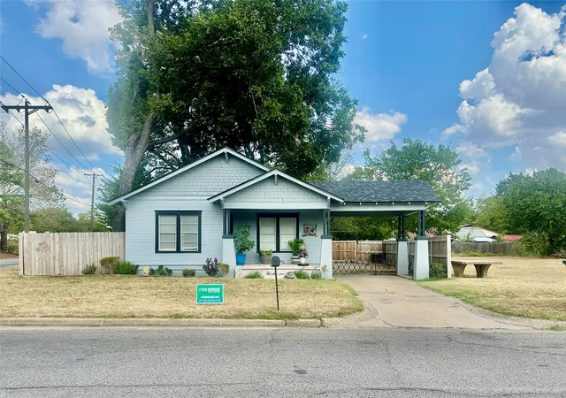 Photo 2 of Single family home for sale at 1410 W Elm St, Durant, OK 74701 | MLS# 2634151 | Listing updated on 2026-10-06