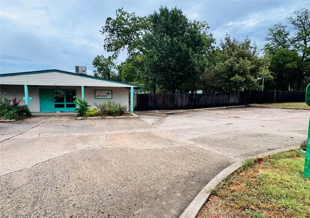 Single family home for sale at 811 Grand Ave E, Ponca City, OK 74601 | MLS# 2634485
