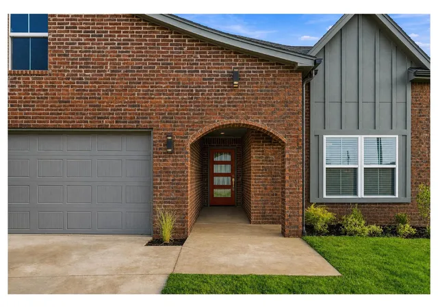 Photo 2 of Single family home for sale at 209 W Broadway St, Owasso, OK 74055 | MLS# 2632833 | Listing updated on 2026-09-19