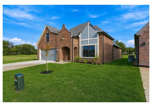 Photo 2 of Single family home for sale at 213 W Broadway St, Owasso, OK 74055 | MLS# 2632838 | Listing updated on 2026-09-19