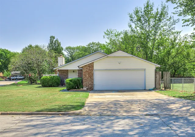 Photo 1 of Sale Pending at 801 E Spring St, Collinsville, OK 74021 | MLS# 2634467 | Listing updated on 2026-10-09