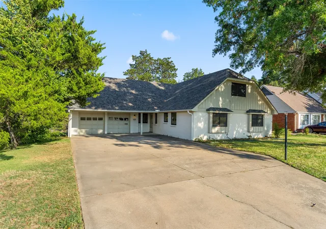 Photo 3 of Sale Pending at 1208 Se Swan Dr, Bartlesville, OK 74006 | MLS# 2634540 | Listing updated on 2026-10-01