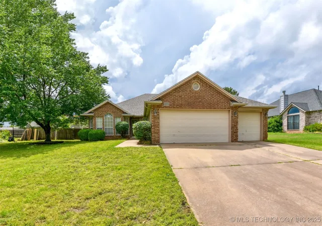 Photo 2 of Sale Pending at 10716 S 83rd Eastavenue, Tulsa, OK 74133 | MLS# 2517795 | Listing updated on 2026-10-09