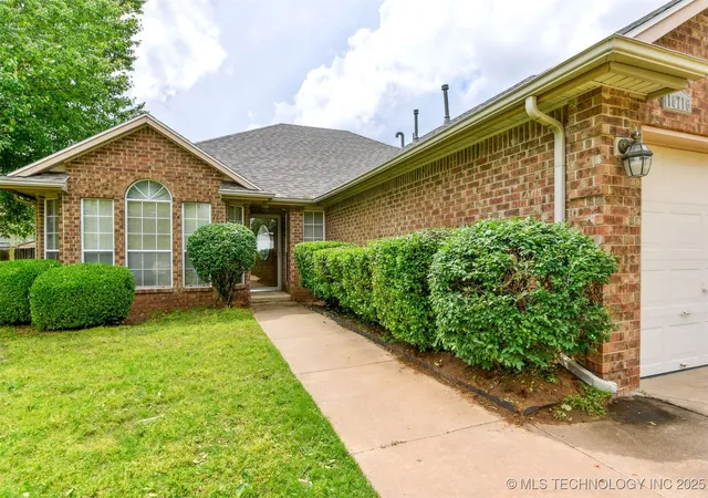 Photo 3 of Sale Pending at 10716 S 83rd Eastavenue, Tulsa, OK 74133 | MLS# 2517795 | Listing updated on 2026-10-09