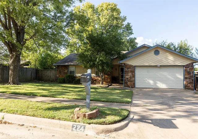 Photo 1 of Sale Pending at 224 W Los Angeles Pl, Broken Arrow, OK 74011 | MLS# 2634568 | Listing updated on 2026-10-07