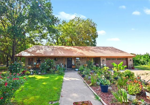 Single family home for sale at 211 Plum St, Locust Grove, OK 74352 | MLS# 2634602