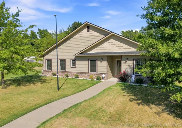 Photo 2 of Single family home for sale at 323 S B St, Skiatook, OK 74070 | MLS# 2634572 | Listing updated on 2026-09-29