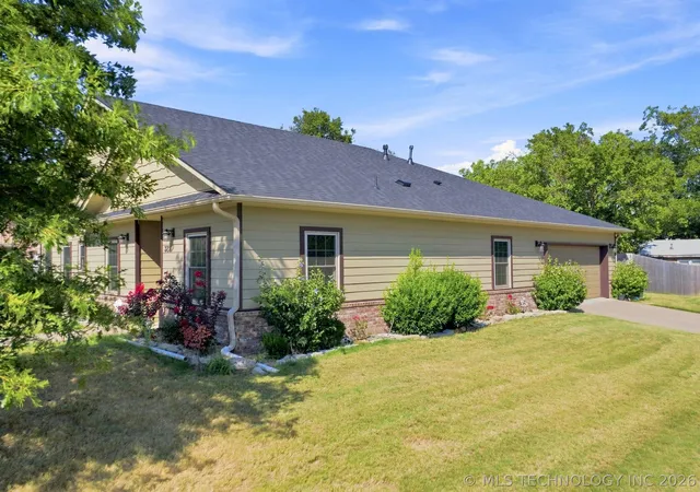 Photo 3 of Single family home for sale at 323 S B St, Skiatook, OK 74070 | MLS# 2634572 | Listing updated on 2026-09-29