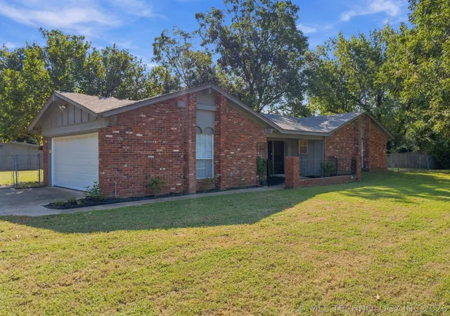 Photo 3 of Sale Pending at 12911 S 123rd Eastavenue, Broken Arrow, OK 74011 | MLS# 2634584 | Listing updated on 2026-09-24