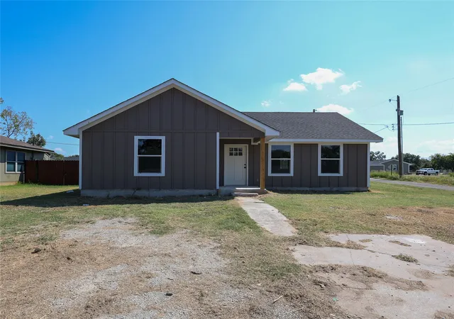 Photo 1 of Single family home for sale at 1901 3rd, Sulphur, OK 73086 | MLS# 2634399 | Listing updated on 2026-09-30