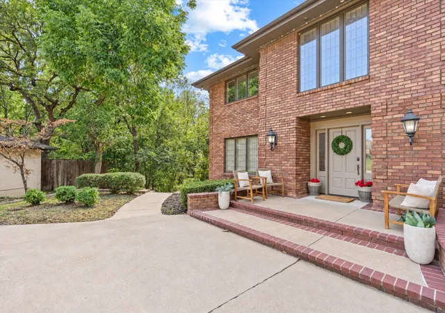 Photo 2 of Single family home for sale at 601 Oakridge Dr, Bartlesville, OK 74006 | MLS# 2634318 | Listing updated on 2026-10-12