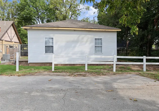 Photo 2 of Single family home for sale at 208 E 3rd Street, Skiatook, OK 74070 | MLS# 2634691 | Listing updated on 2026-09-25