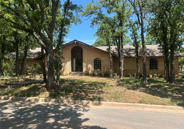 Single family home for sale at 2913 Springdale Ln, Duncan, OK 73533 | MLS# 2634772