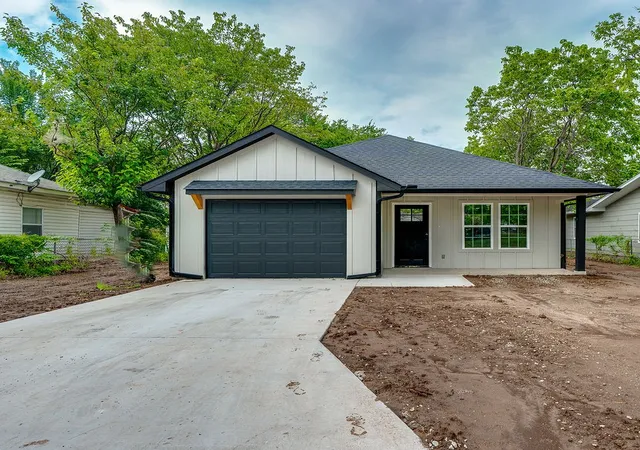 Photo 1 of Single family home for sale at 1319 Wolfe Ln, Ada, OK 74820 | MLS# 2634853 | Listing updated on 2026-09-22