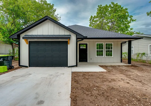 Photo 2 of Single family home for sale at 1319 Wolfe Ln, Ada, OK 74820 | MLS# 2634853 | Listing updated on 2026-09-22