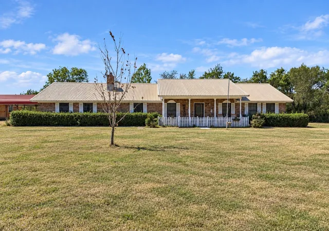 Single family home for sale at 226 Cordell, Colbert, OK 74733 | MLS# 2634647