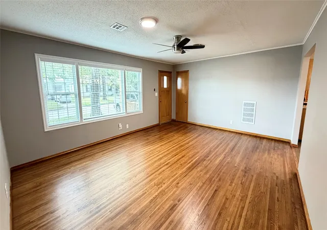 Photo 3 of Single family home for sale at 5007 S Quincy Ave, Tulsa, OK 74105 | MLS# 2634880 | Listing updated on 2026-10-08