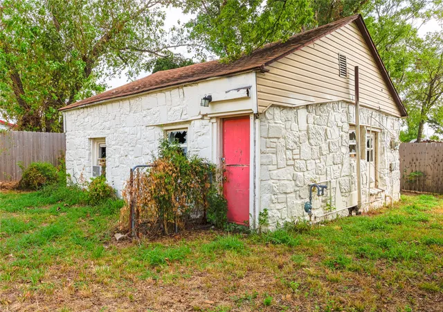 Photo 2 of Single family home for sale at 305 Chickasaw Ave #1/2, Claremore, OK 74017 | MLS# 2634816 | Listing updated on 2026-09-23