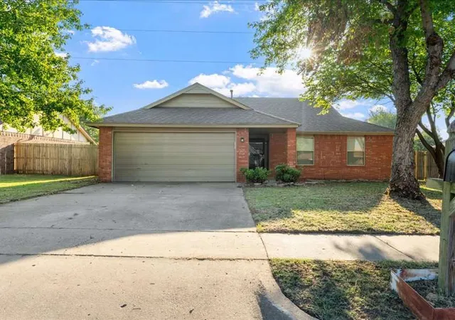 Photo 2 of Sale Pending at 8247 N 128th Eastavenue, Owasso, OK 74055 | MLS# 2633647 | Listing updated on 2026-09-26