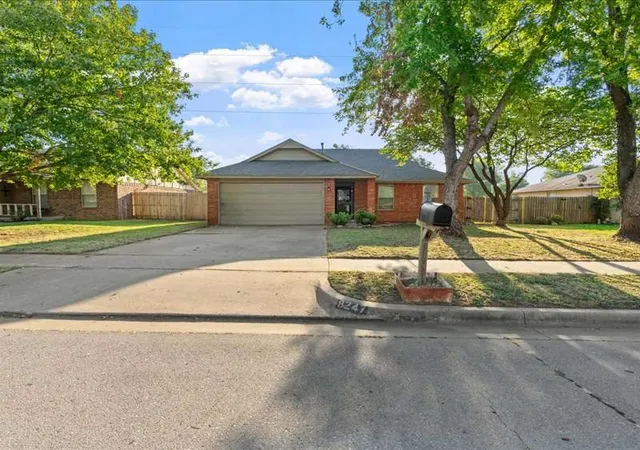 Photo 3 of Sale Pending at 8247 N 128th Eastavenue, Owasso, OK 74055 | MLS# 2633647 | Listing updated on 2026-09-26