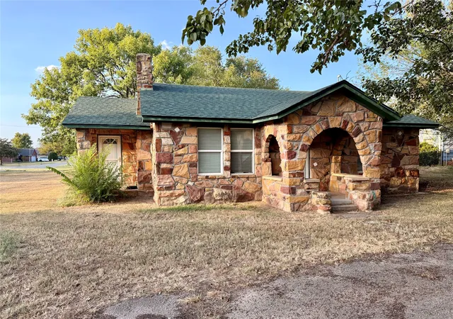 Single family home for sale at 223 10th Street, Stroud, OK 74079 | MLS# 2634727