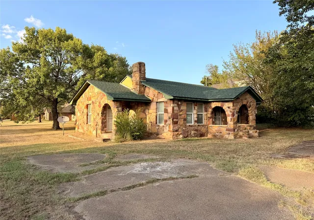 Photo 2 of Single family home for sale at 223 10th Street, Stroud, OK 74079 | MLS# 2634727 | Listing updated on 2026-09-23