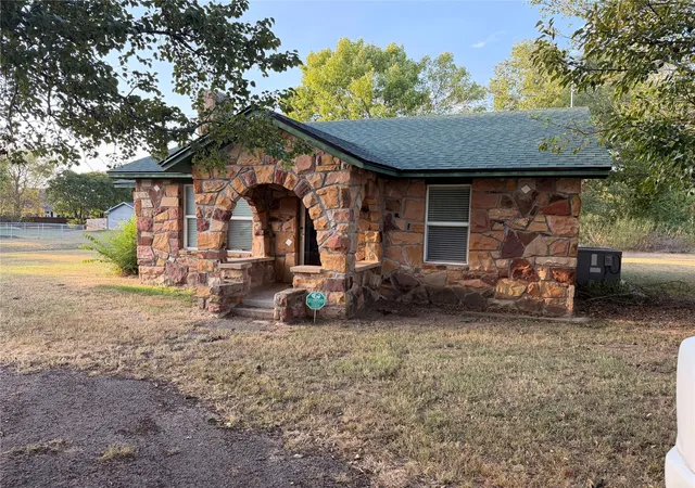 Photo 3 of Single family home for sale at 223 10th Street, Stroud, OK 74079 | MLS# 2634727 | Listing updated on 2026-09-23