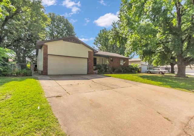 Photo 2 of Single family home for sale at 1809 S Birch Ave, Broken Arrow, OK 74012 | MLS# 2634866 | Listing updated on 2026-09-23