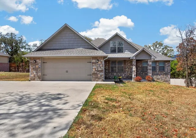Photo 2 of Single family home for sale at 301 Eagle Crst, Poteau, OK 74953 | MLS# 2635012 | Listing updated on 2026-10-01