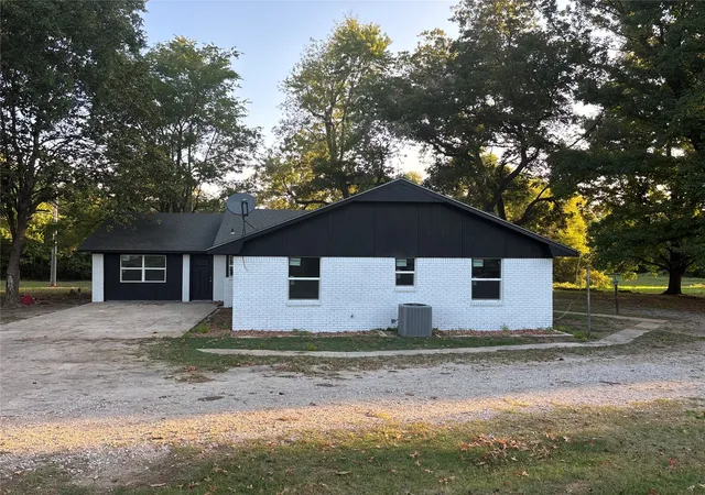 Photo 2 of Single family home for sale at 21606 County Rd 3 Dr, Stonewall, OK 74871 | MLS# 2635116 | Listing updated on 2026-09-24