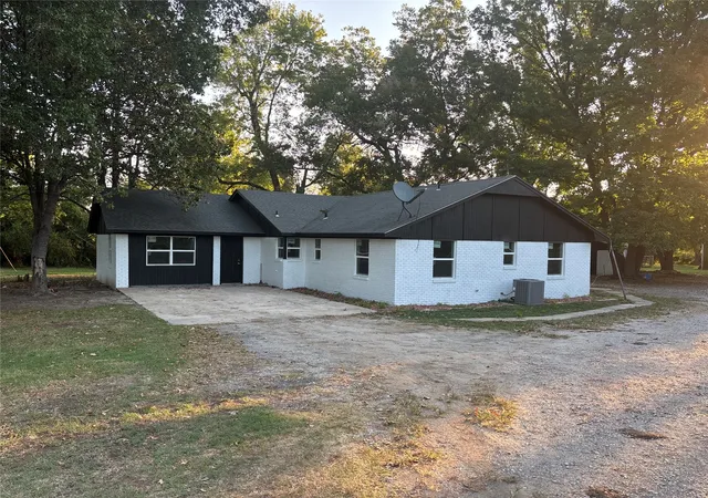 Photo 3 of Single family home for sale at 21606 County Rd 3 Dr, Stonewall, OK 74871 | MLS# 2635116 | Listing updated on 2026-09-24