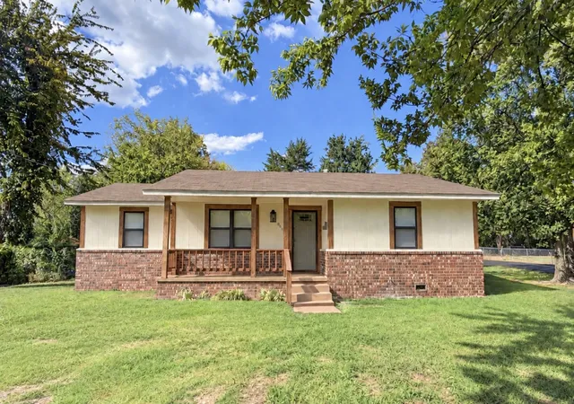 Photo 1 of Sale Pending at 809 E Boone, Tahlequah, OK 74464 | MLS# 2635119 | Listing updated on 2026-09-28