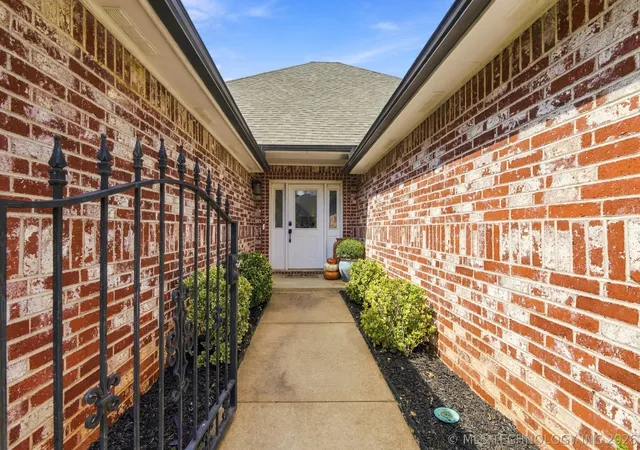 Photo 3 of Sale Pending at 8236 S Evanston Ave, Tulsa, OK 74137 | MLS# 2635158 | Listing updated on 2026-10-05