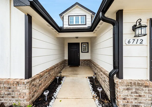 Photo 3 of Single family home for sale at 6712 S 17th Street, Broken Arrow, OK 74011 | MLS# 2635172 | Listing updated on 2026-09-28