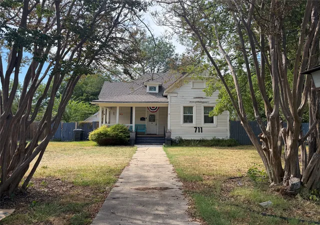 Photo 1 of Single family home for sale at 711 Nw D St, Ardmore, OK 73401 | MLS# 2635028 | Listing updated on 2026-10-07