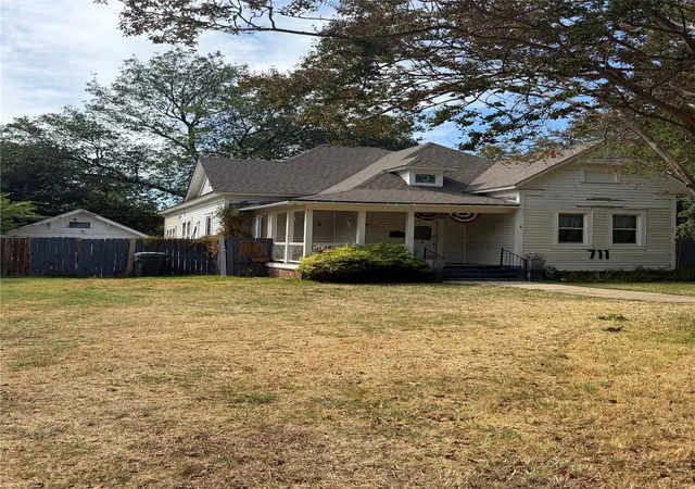 Photo 2 of Single family home for sale at 711 Nw D St, Ardmore, OK 73401 | MLS# 2635028 | Listing updated on 2026-10-07