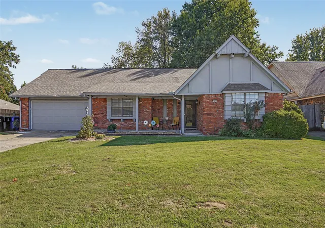 Photo 2 of Single family home for sale at 1405 W Indianola St, Broken Arrow, OK 74012 | MLS# 2634868 | Listing updated on 2026-09-24