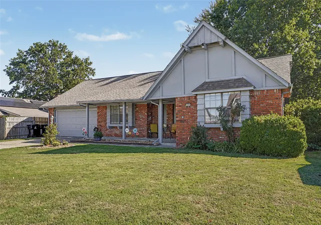 Photo 3 of Single family home for sale at 1405 W Indianola St, Broken Arrow, OK 74012 | MLS# 2634868 | Listing updated on 2026-09-24