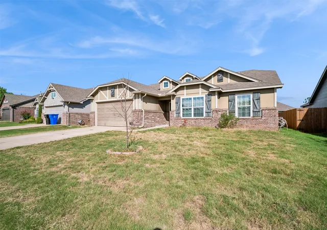 Photo 2 of Sale Pending at 7223 S Laurel Pl W, Broken Arrow, OK 74011 | MLS# 2635316 | Listing updated on 2026-10-06