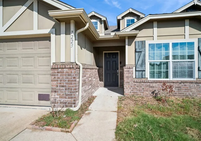 Photo 3 of Sale Pending at 7223 S Laurel Pl W, Broken Arrow, OK 74011 | MLS# 2635316 | Listing updated on 2026-10-06