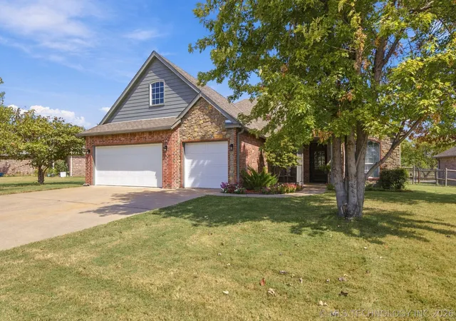 Photo 2 of Sale Pending at 26585 Columbia Crst Dr, Claremore, OK 74019 | MLS# 2635062 | Listing updated on 2026-10-06