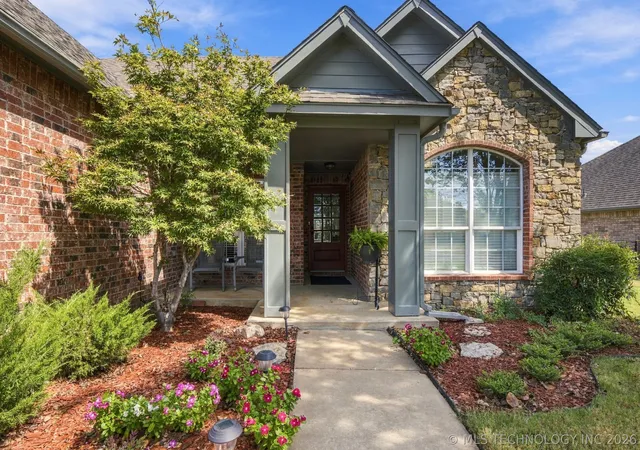 Photo 3 of Sale Pending at 26585 Columbia Crst Dr, Claremore, OK 74019 | MLS# 2635062 | Listing updated on 2026-10-06