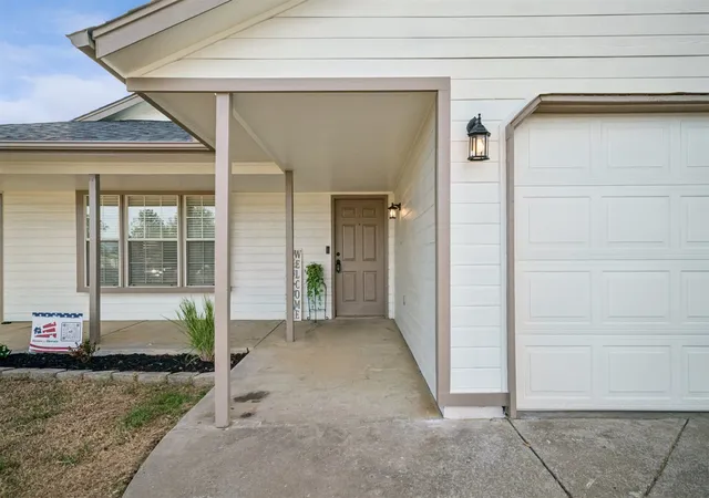 Photo 3 of Sale Pending at 24912 S Heartwood Dr, Claremore, OK 74019 | MLS# 2619320 | Listing updated on 2026-10-02